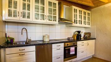 Frigorífico, horno, placa de cocina y lavavajillas