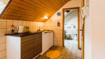 Kühlschrank, Herdplatte, Wasserkocher mit Kaffee-/Teezubehör