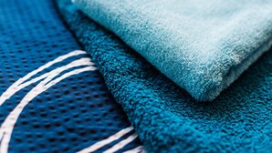 Una tela azul texturizada doblada con un estampado blanco.