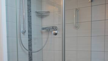 Dusche, kostenlose Toilettenartikel, Haartrockner, Handtücher