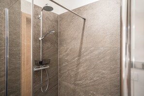 Shower, hair dryer, towels - Appartment 1 (Seebach)