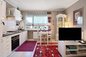 冷蔵庫、電子レンジ、オーブン、コンロ