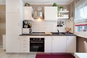 Kühlschrank, Mikrowelle, Ofen, Herdplatte