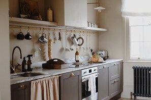 Fridge, microwave, oven, stovetop - The Nomad House, Ramsgate (Ramsgate)