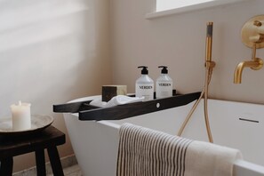 Bathtub, hair dryer, towels - The Nomad House, Ramsgate (Ramsgate)