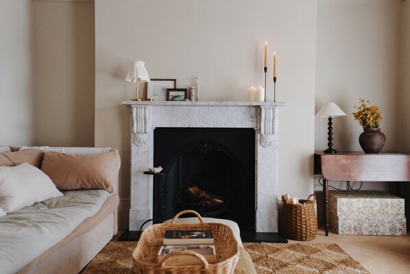 Smart TV, books - The Nomad House, Ramsgate (Ramsgate)