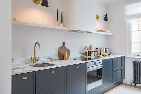 Kühlschrank, Mikrowelle, Ofen, Herdplatte