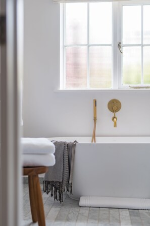 Badekar, hårføner og håndklær