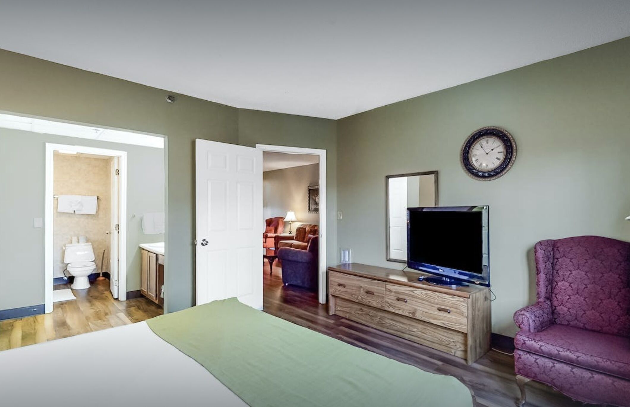 2 bedrooms, desk, iron/ironing board, WiFi