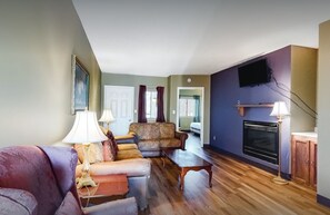 Smart TV, fireplace - 5 mins to Dollywood - Hideaway Waters 5ppl Condo (Pigeon Forge)