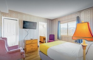 2 bedrooms, desk, iron/ironing board, WiFi