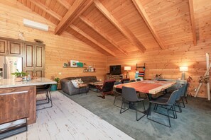 Interior acogedor de una cabaña con cocina, comedor y zona de estar.