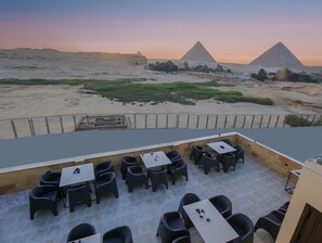 Rooftop terrace - Pyramids land hotel (Giza)