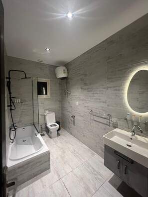 Douche, articles de toilette gratuits, sĂšche-cheveux