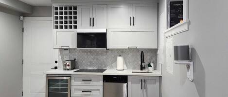 Fridge, microwave, stovetop, dishwasher