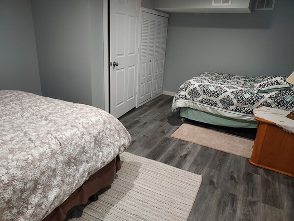 2 bedrooms, iron/ironing board, WiFi, bed sheets - The Paradise @ 48th Street. (Kentwood)