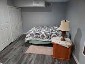 2 bedrooms, iron/ironing board, WiFi, bed sheets - The Paradise @ 48th Street. (Kentwood)