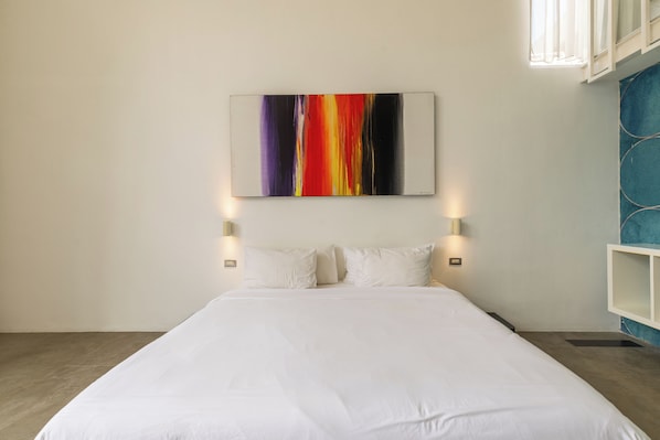 4 bedrooms, desk, laptop workspace, blackout curtains