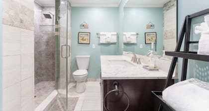 1st Floor Condo w/ 2 pools! 1 mi from beach/shops!