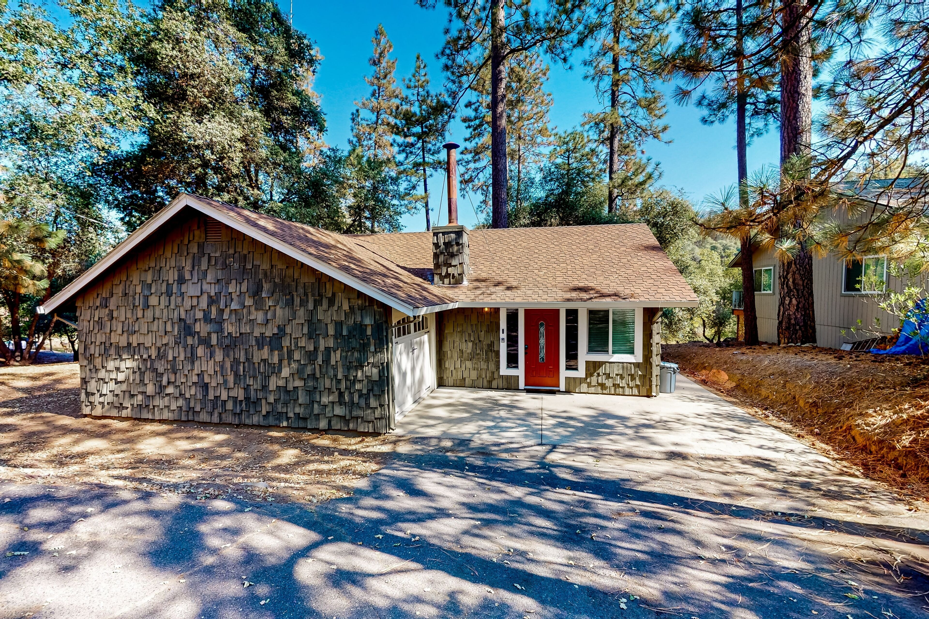Charming, dog-friendly retreat with a fireplace, modern kitchen, & washer/dryer