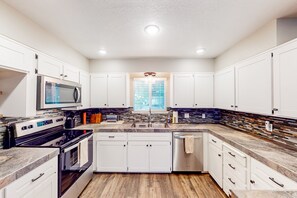 Fridge, microwave, oven, stovetop - Charming, dog-friendly retreat with a fireplace, modern kitchen, & washer/dryer (Groveland)