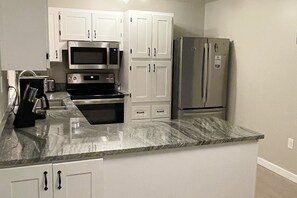 Fridge, microwave, oven, stovetop - New 40 ft heated saltwater pool, blocks to the beach! (Cape Canaveral)