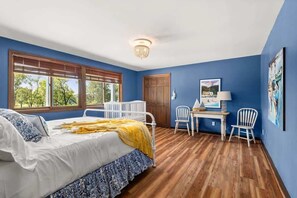 6 habitaciones, escritorio y tabla de planchar con plancha