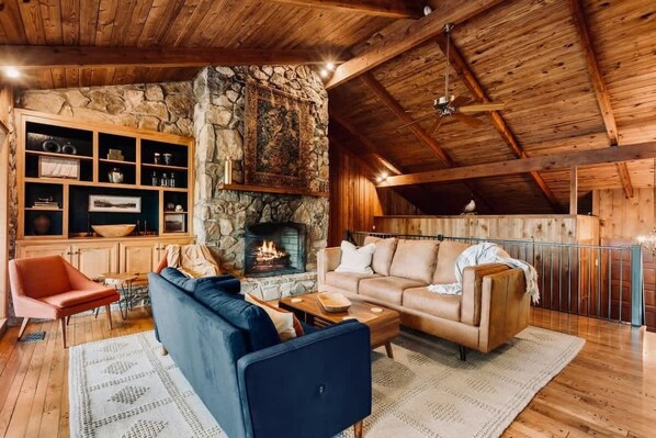 Televisión, chimenea y oficina