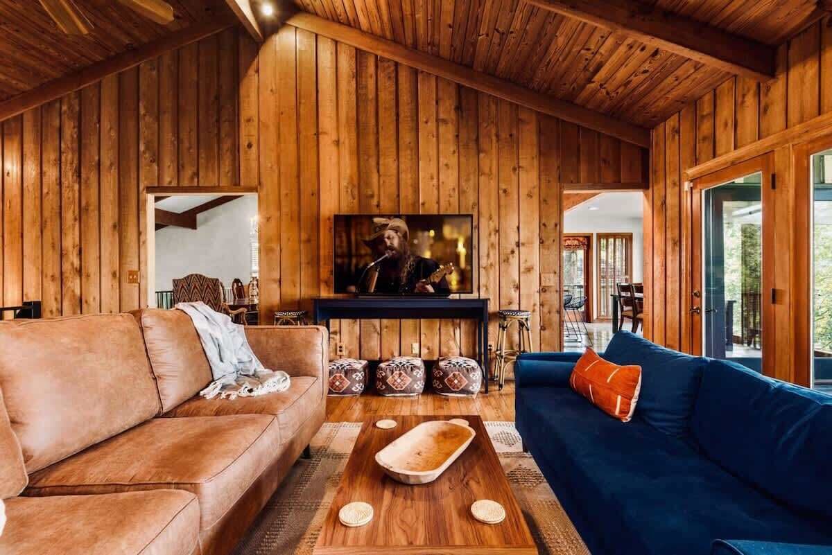 Télévision, cheminée, espaces bureaux