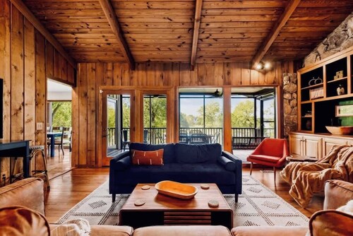 Chic Lakefront Home｜6 bdrm/4bath & Private Dock!