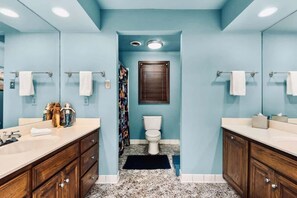 Tina, secadora de cabello, toallas, jabón