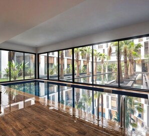 Una piscina cubierta, una piscina al aire libre