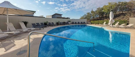 Alberca techada y alberca al aire libre