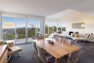 Escritorio, tabla de planchar con plancha, ropa de cama