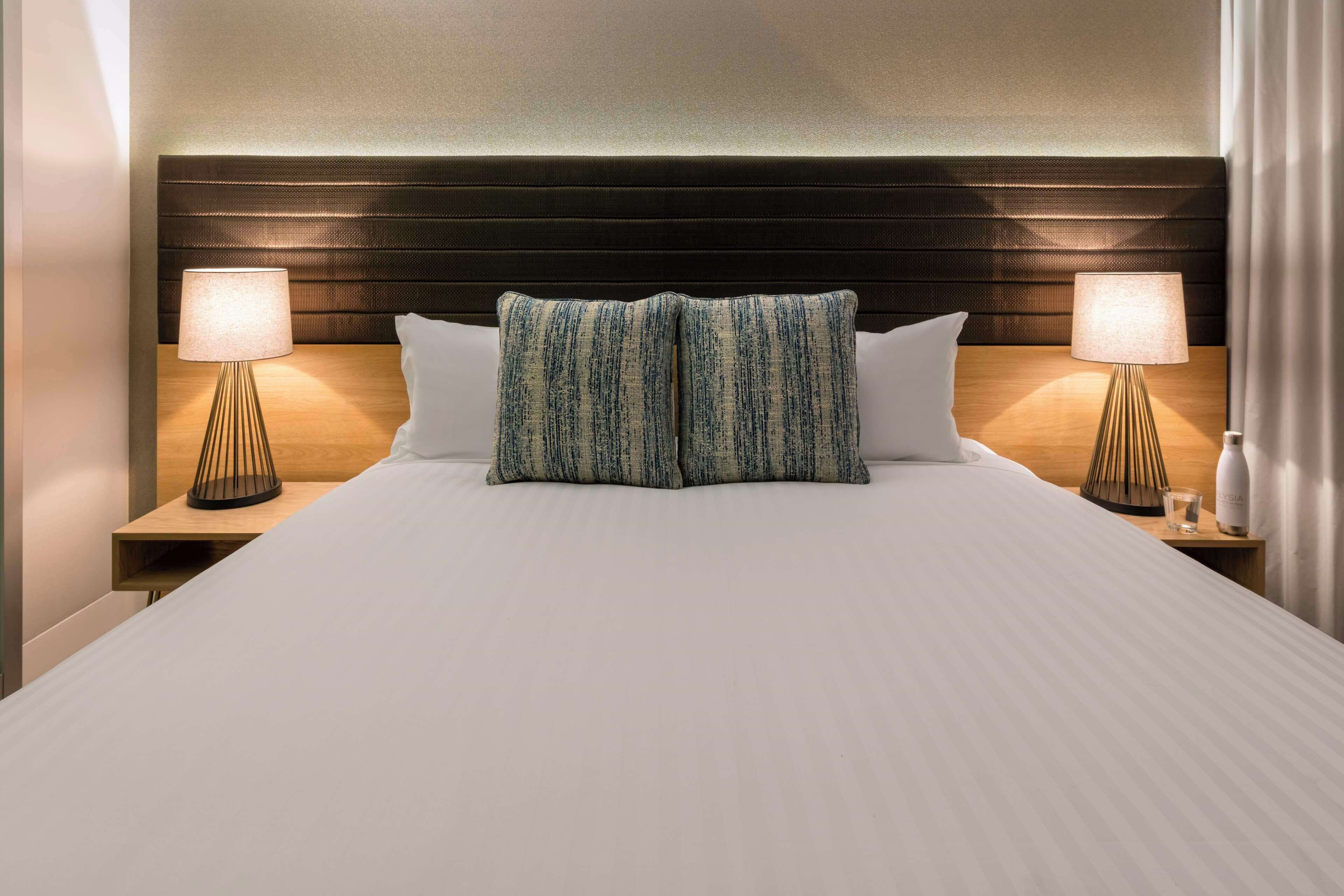 办公桌、熨斗/熨衣板、床单