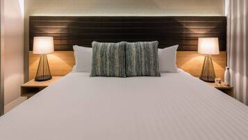 Una scrivania, ferro/asse da stiro, lenzuola