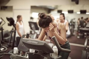 A gym with stationary bikes and treadmills. - Elysia Wellness Retreat (Pokolbin)