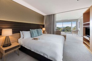 Skrivebord, strykejern/-brett og sengetøy