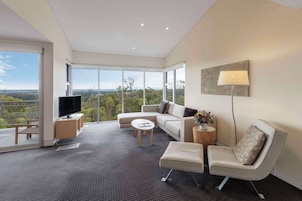 Escritorio, tabla de planchar con plancha, ropa de cama