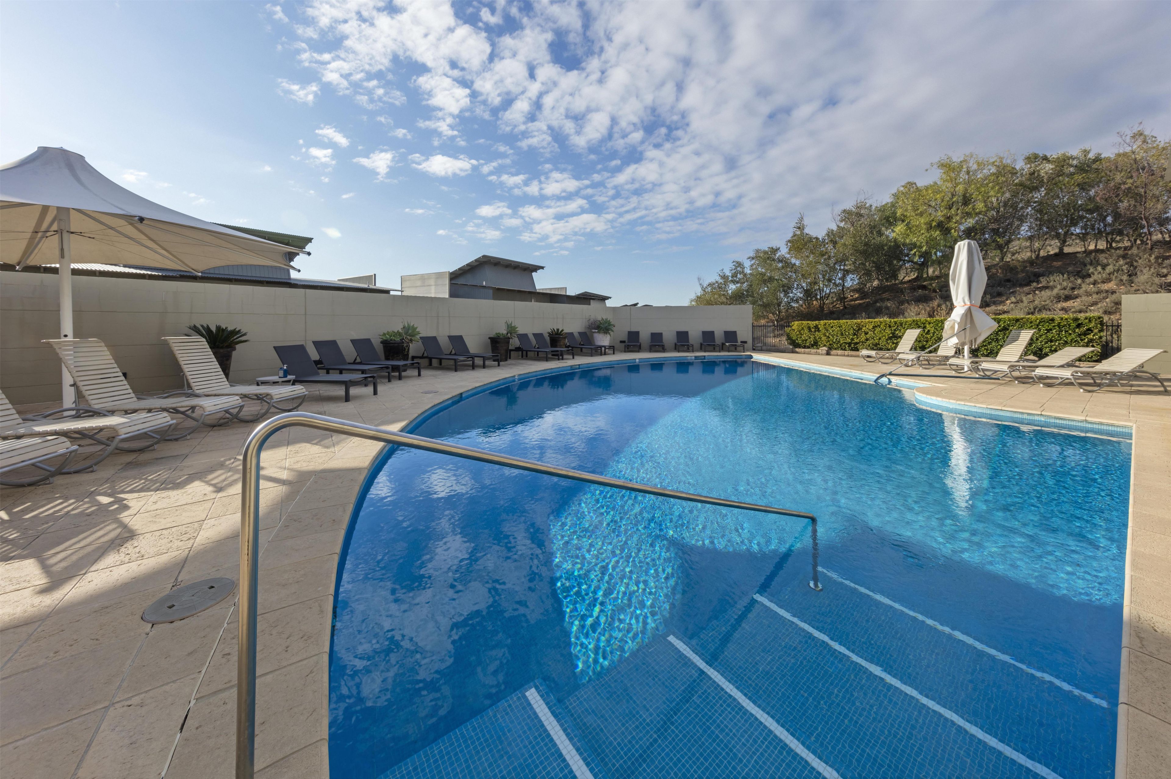 Una piscina techada, una piscina al aire libre