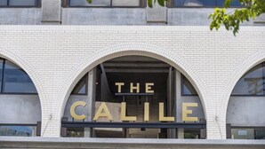 Un edificio con un letrero que dice 'THE CALILE' en letras grandes.