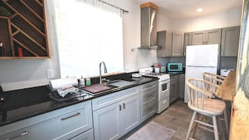 Geladeira, micro-ondas, fogão, cooktop