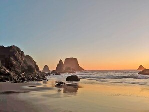 På stranden, solsenger og strandhåndklær