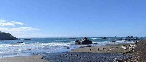 En la playa, camastros y toallas de playa