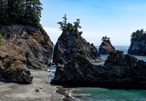 On the beach, sun loungers, beach towels - Sparkling Clean, Private & Quiet! Amazing Ocean Views [1] (Brookings)