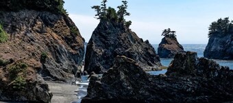 Sparkling Clean, Private & Quiet! Amazing Ocean Views [1]