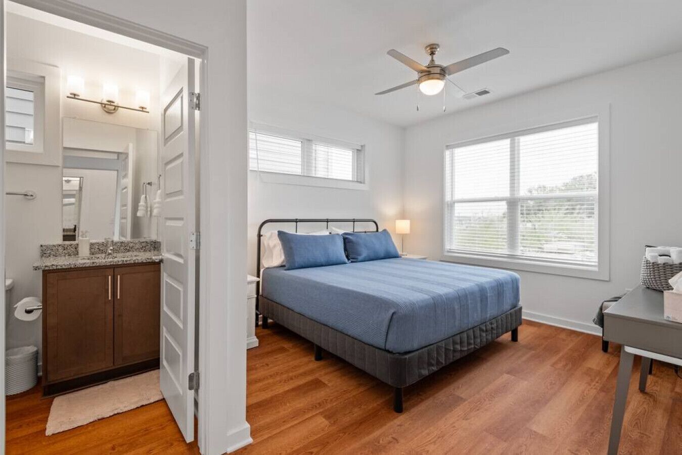 2 habitaciones, escritorio y tabla de planchar con plancha 