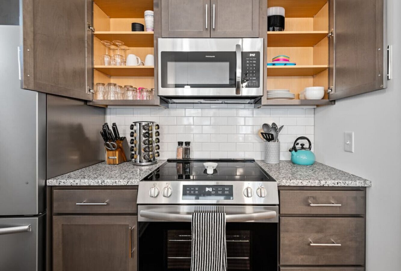 Frigorífico, microondas, horno y placa de cocina