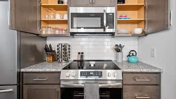 Réfrigérateur, micro-ondes, four, plaque de cuisson