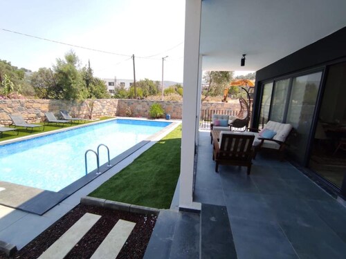 Chic Flat w Pool Patio Garden in Bodrum